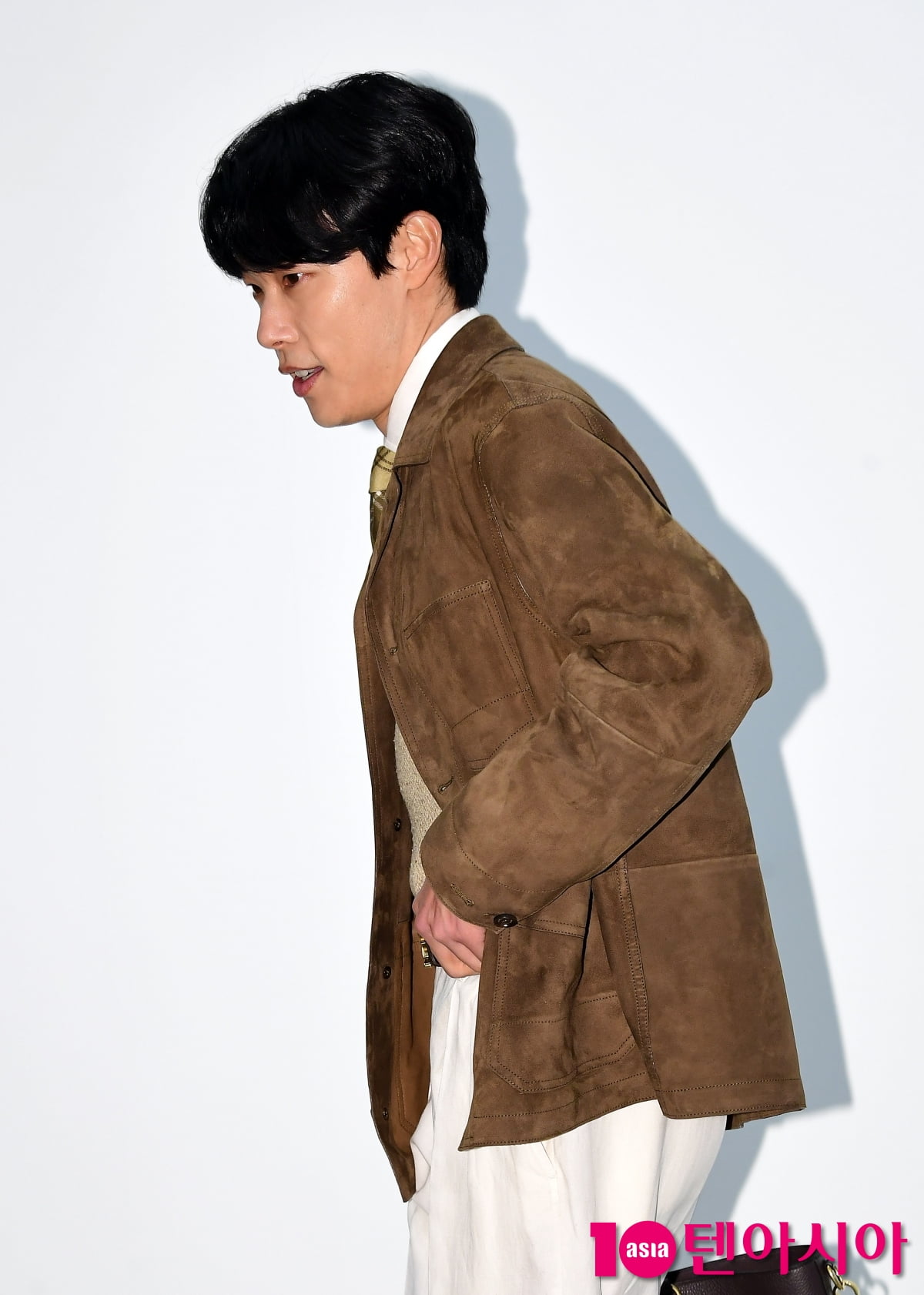 [TEN포토]류준열 '포토타임 탈출에 미소가...'