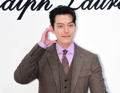 [TEN포토]김우빈 '깔끔한 하트'