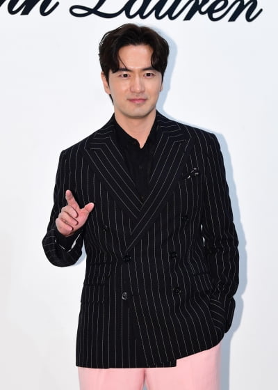 [TEN포토]이진욱 '멋진 인사'