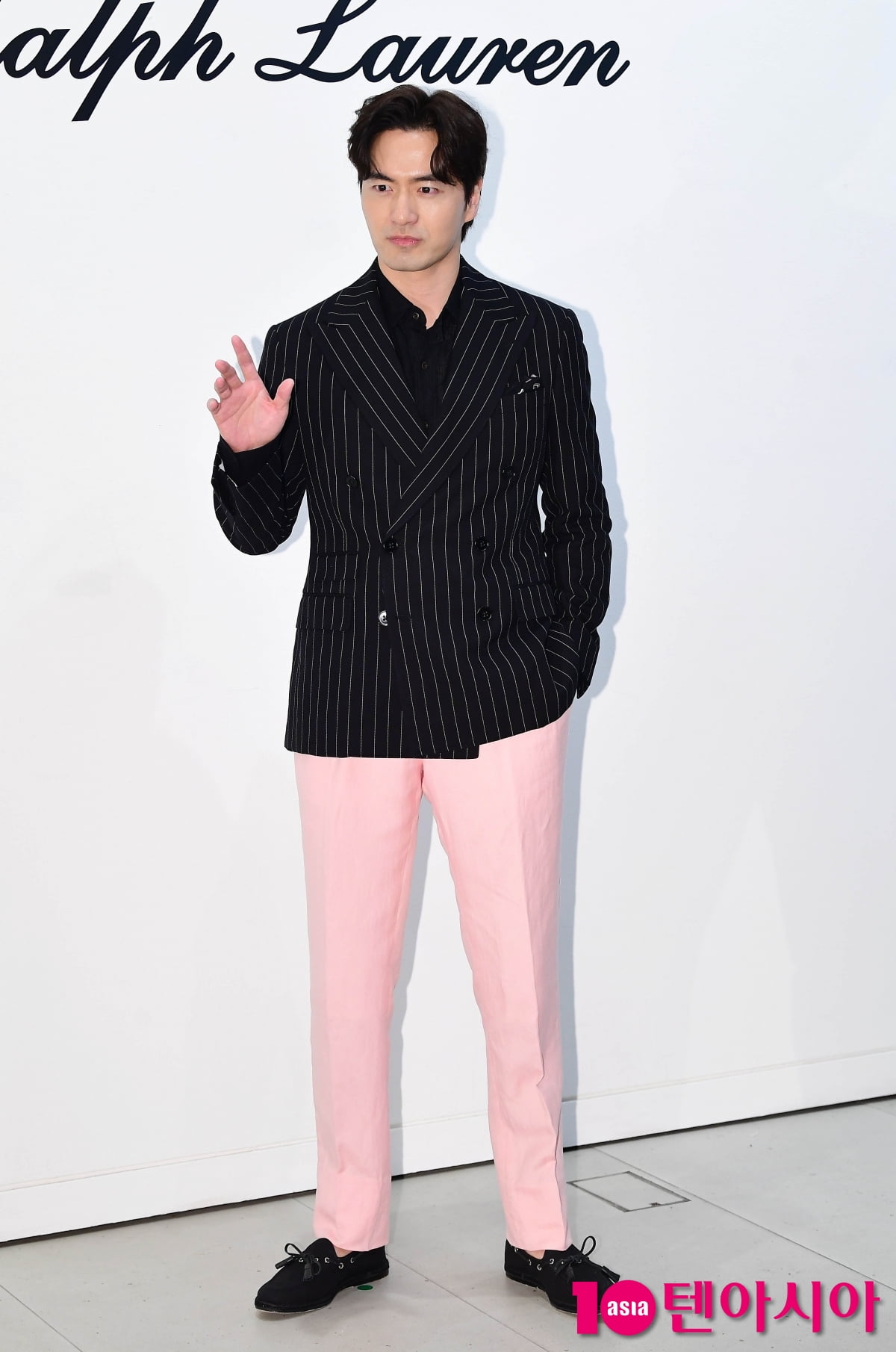 [TEN포토]이진욱 '남자는 핑크죠'