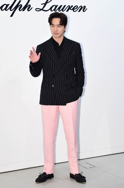 [TEN포토]이진욱 '남자는 핑크죠'