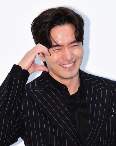 [TEN포토]이진욱 '귀여운 하트'