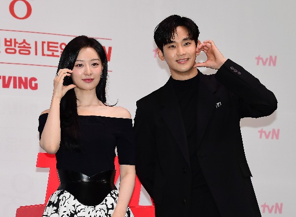 김수현, 김지원 /사진=텐아시아 DB