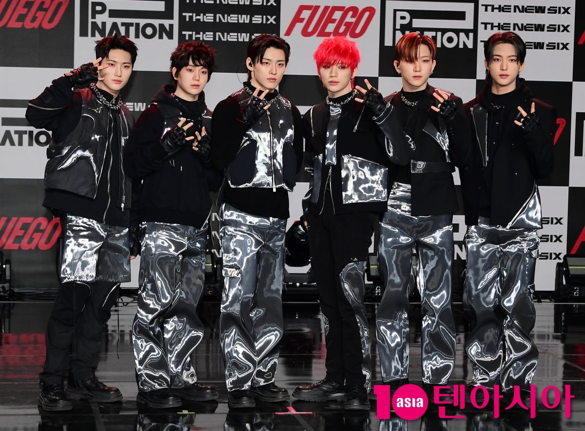 [TEN포토]더뉴식스 '완전체로 컴백'