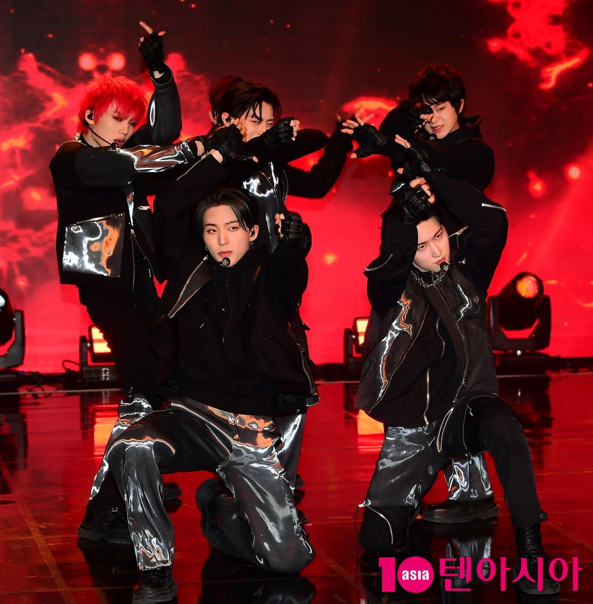 [TEN포토]더뉴식스 '개성 넘치는 무대'
