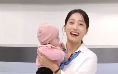 '영국 작가♥' 임현주 아나, 생후 170일 딸과 생방송 "함께해 더 든든"[TEN이슈]