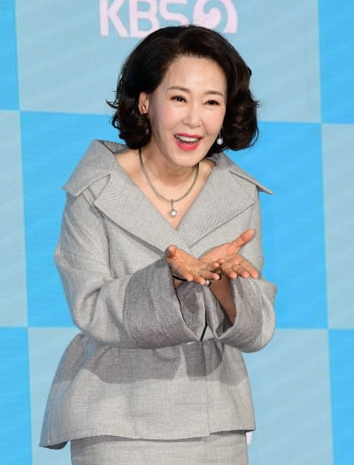 [TEN포토]차화연 '꽃가루 흩날리는 표정'