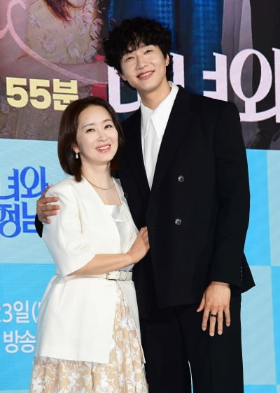 [TEN포토]윤유선-지현우 '다정한 어머니와 아들'