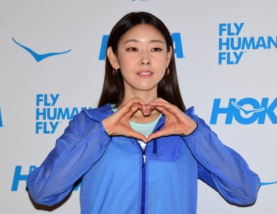 [TEN포토]한혜진 '러블리 하트'