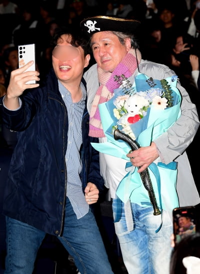[TEN포토]최민식 '해적선장의 팬 특급서비스'(파묘 무대인사)