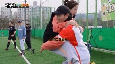 [종합] 송지효, 김종국과 연애하나…격하게 안기는 모습 자연스러워 ('런닝맨')