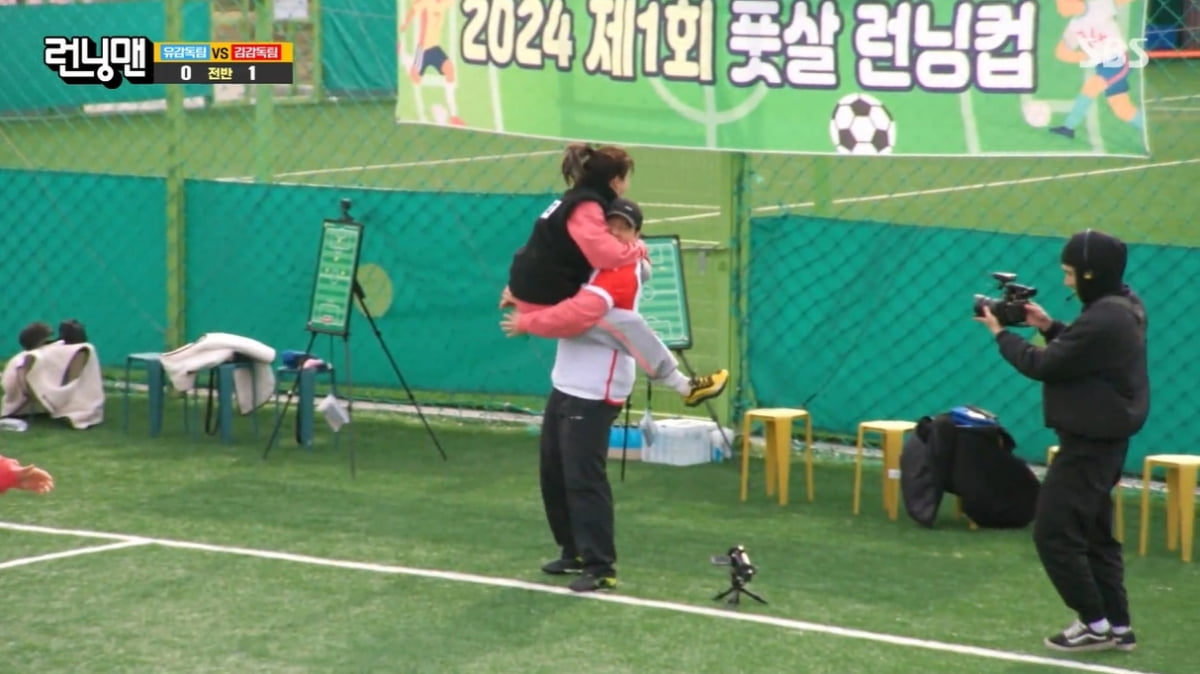 [종합] 송지효, 김종국과 연애하나…격하게 안기는 모습 자연스러워 ('런닝맨')