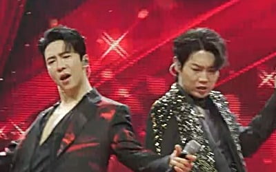 Son Tae-jin, wearing smokey + black fishnet