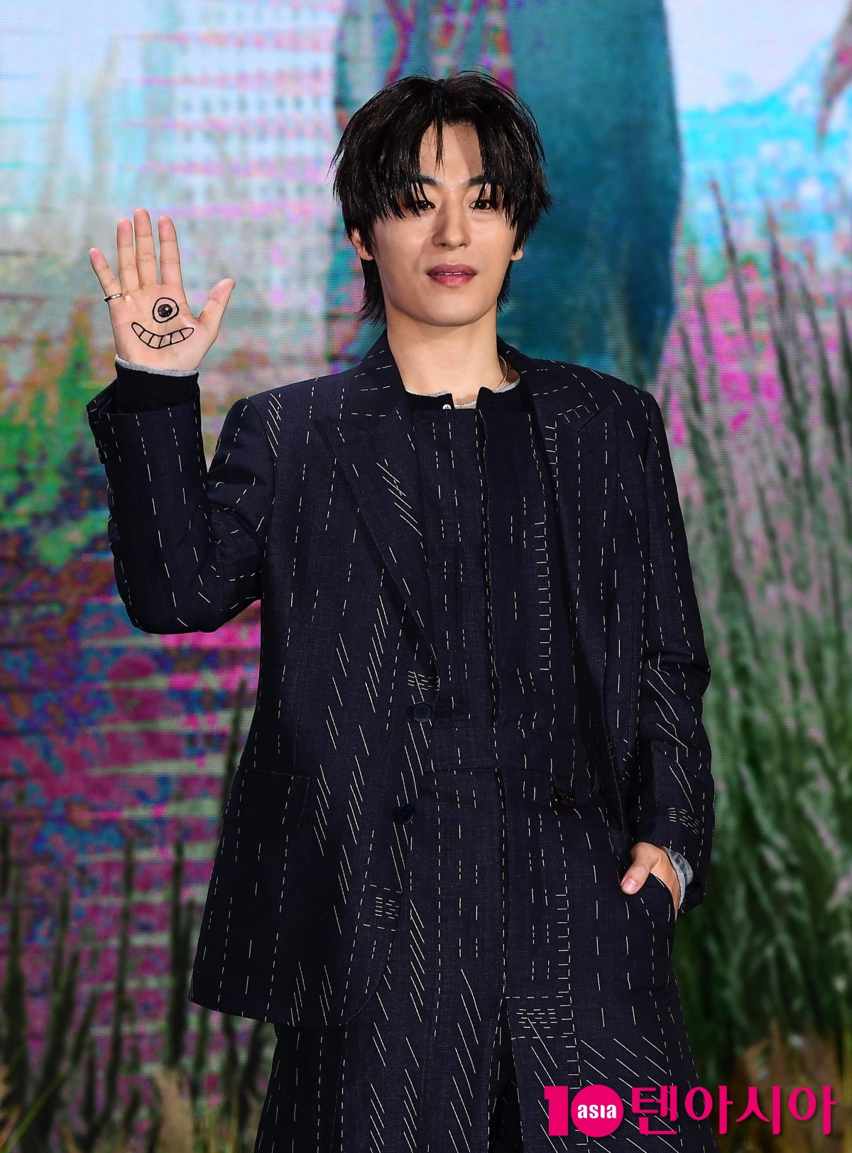 [TEN포토]구교환 '기생수가 손바닥안에...'