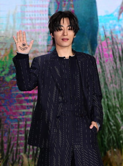 [TEN포토]구교환 '기생수가 손바닥안에...'