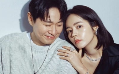 '19년 만에 첫 동반 화보' 한가인♥연정훈 눈에서 꿀 뚝뚝