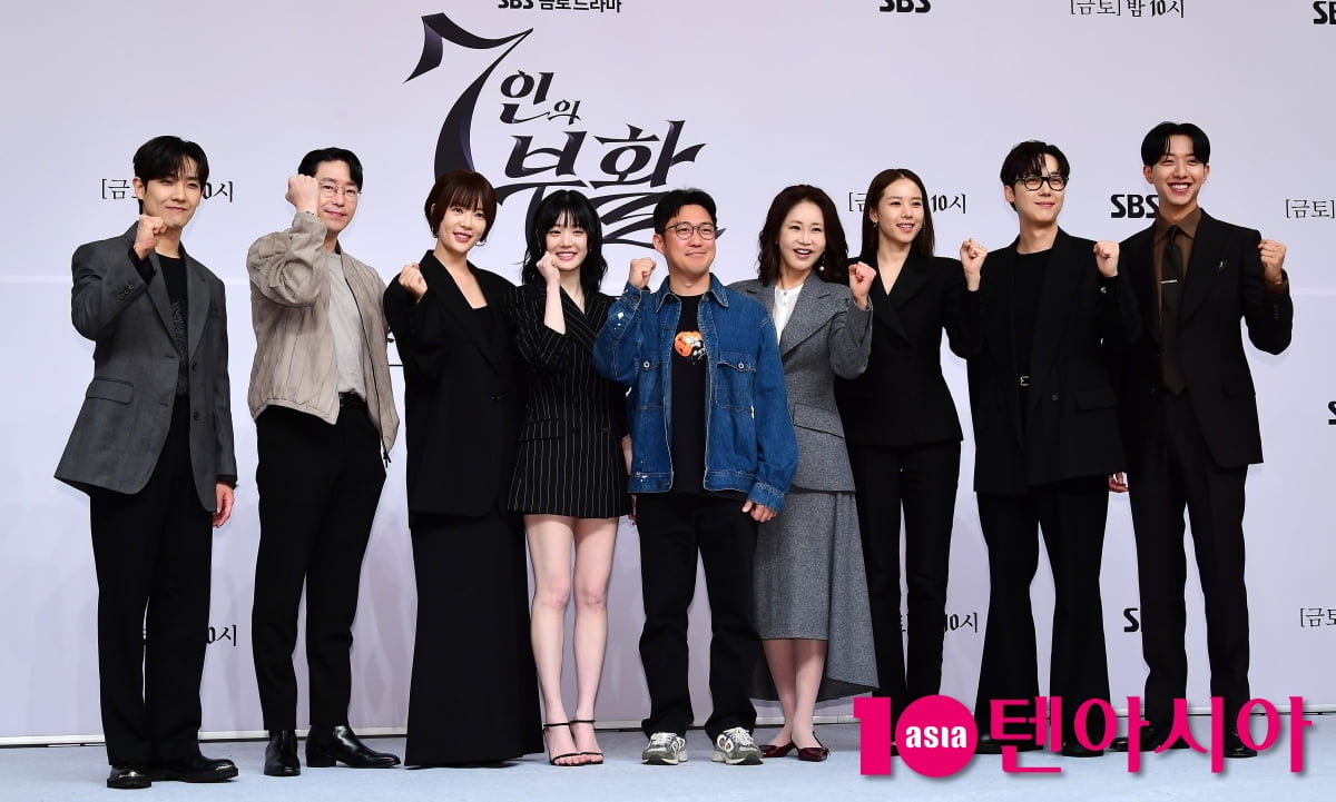 [TEN포토]오준혁 감독-엄기준-황정음-이준-이유비-신은경-윤종훈-조윤희-이정신 '7인의 부활 파이팅!'