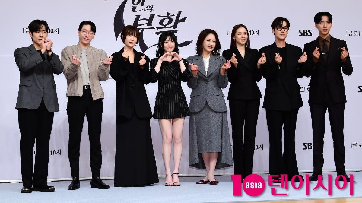 [TEN포토]엄기준-황정음-이준-이유비-신은경-윤종훈-조윤희-이정신 '7인의 부활 사랑해주세요'