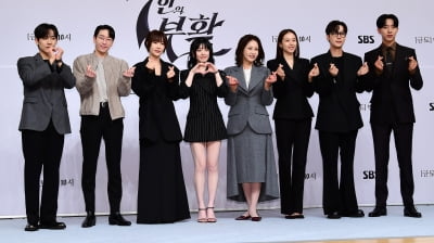[TEN포토]엄기준-황정음-이준-이유비-신은경-윤종훈-조윤희-이정신 '7인의 부활 사랑해주세요'