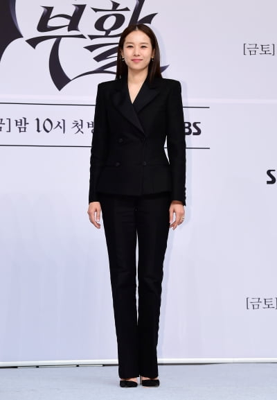 [TEN포토]조윤희 '머리부터 발끝까지 올블랙'