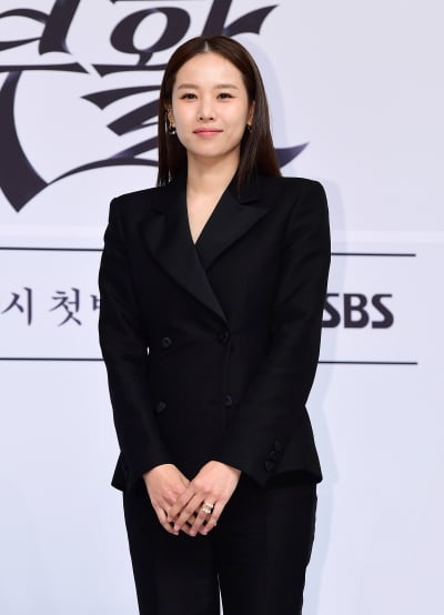 [TEN포토]조윤희 '수줍은 포토타임'