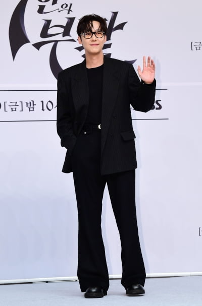 [TEN포토]윤종훈 '스윗한 인사'