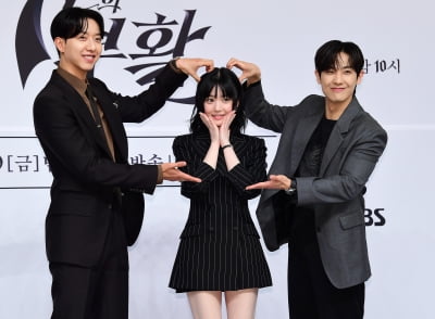 [TEN포토]이정신-이유비-이준 '미모 몰아주기'