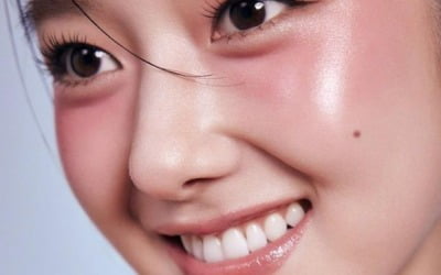 Hyeseong Lee, proud of her enviable eyebrow thickness