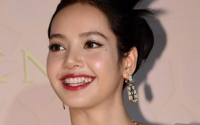 Blackpink Lisa becomes the global building shopping king