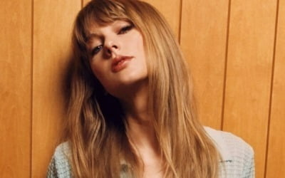 Taylor Swift becomes a billionaire