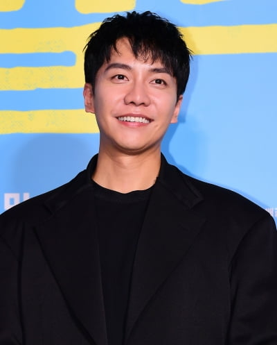 Lee Seung-gi signed an exclusive contract with Big Planet Made Entertainment.