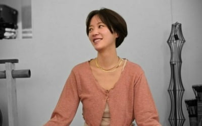 Hwang Jung-eum in lotus position, premiere amid divorce proceedings