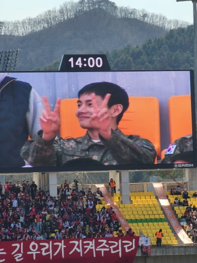 BTS V in military uniform captures soccer intuition