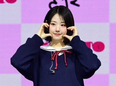 [TEN포토]QWER 히나 '당겨도 무결점 미모'
