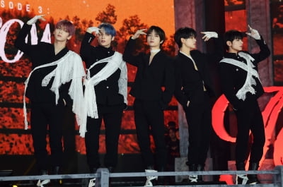 [TEN포토]TXT '타이틀곡 'Deja Vu' 시그니처'