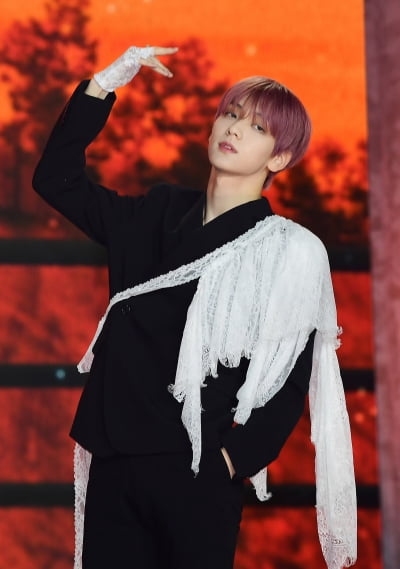 [TEN포토]TXT 수빈 '빠져드는 손짓'