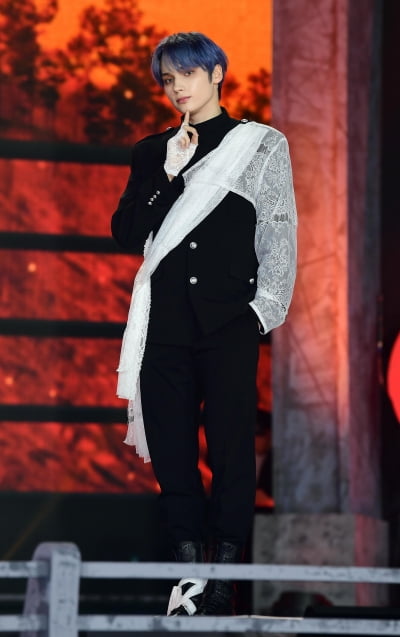 [TEN포토]TXT 휴닝카이 '샤프한 턱선'