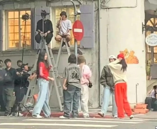 뉴진스, '민폐 촬영' 논란…"길 막고, 폰 빼앗아"→소속사 "사실무근" [TEN이슈]