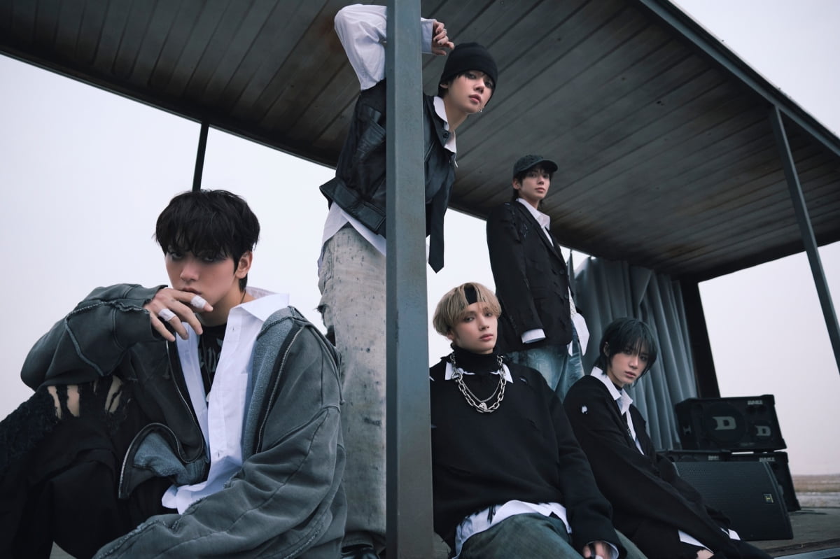 TXT 미니 6집, 발매 첫날 '밀리언셀러' 직행…美·日·英 아이튠즈 1위
