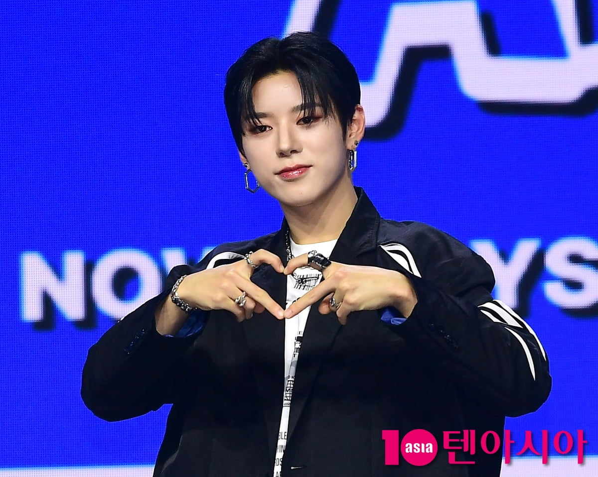 [TEN포토]나우어데이즈 진혁 '러블리 하트'
