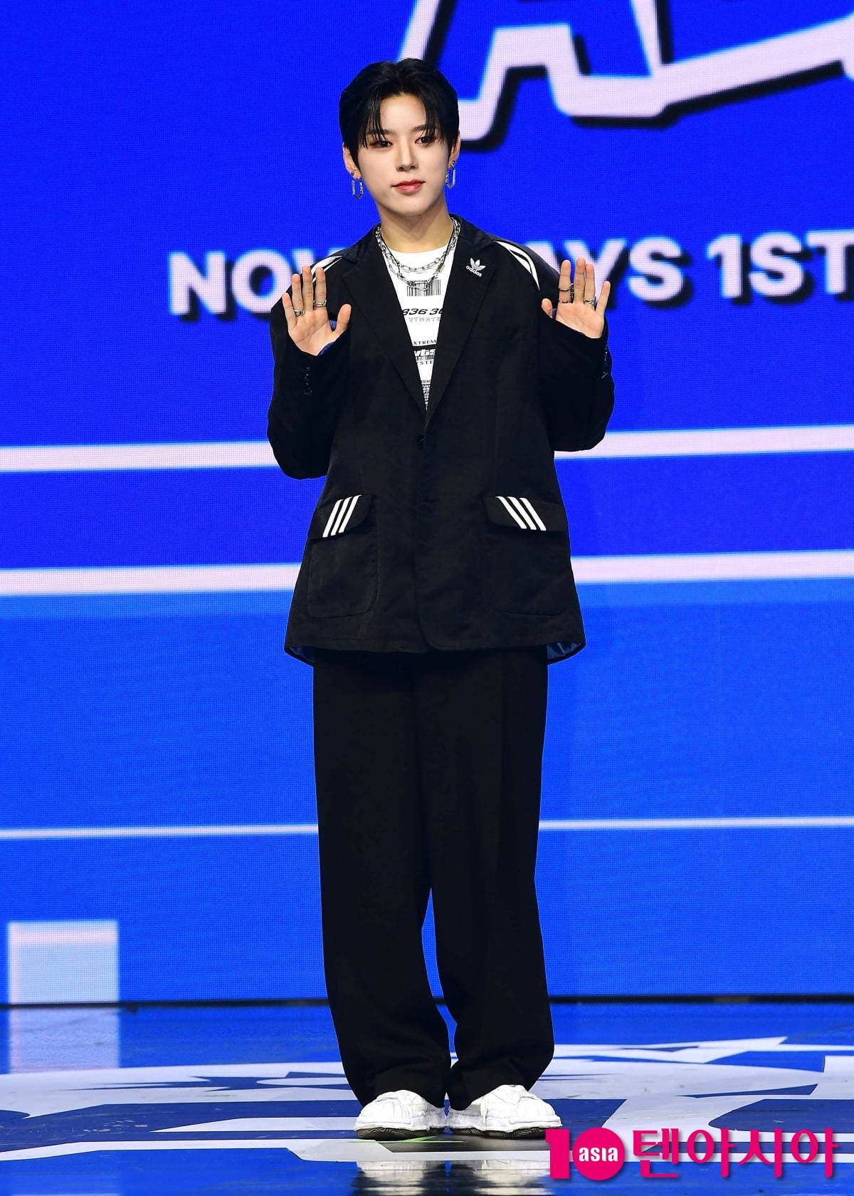 [TEN포토]나우어데이즈 진혁 '화려한 인사'