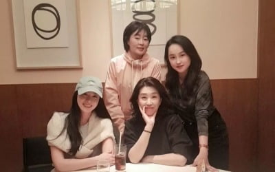 김태희, 美할리우드 진출하더니 더 예뻐졌네 …17살 나이 차 무색한 친분 공개