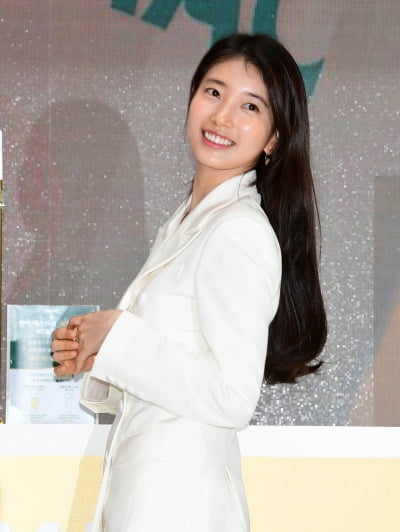 [TEN포토]수지 '뒤돌아보면 심쿵'