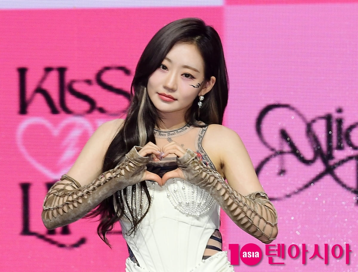 [TEN포토]키스오브라이프 쥴리 '사랑둥이 시크한 하트'