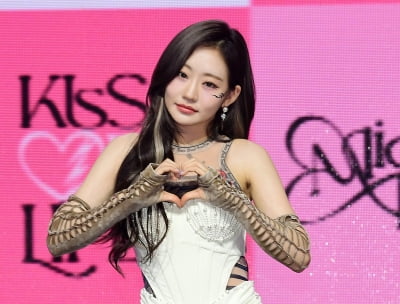 [TEN포토]키스오브라이프 쥴리 '사랑둥이 시크한 하트'