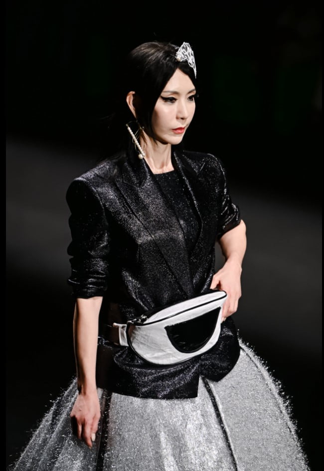 시니어 모델 이수진, '2024 상해 패션위크' 런웨이 장악 '광폭 활동'