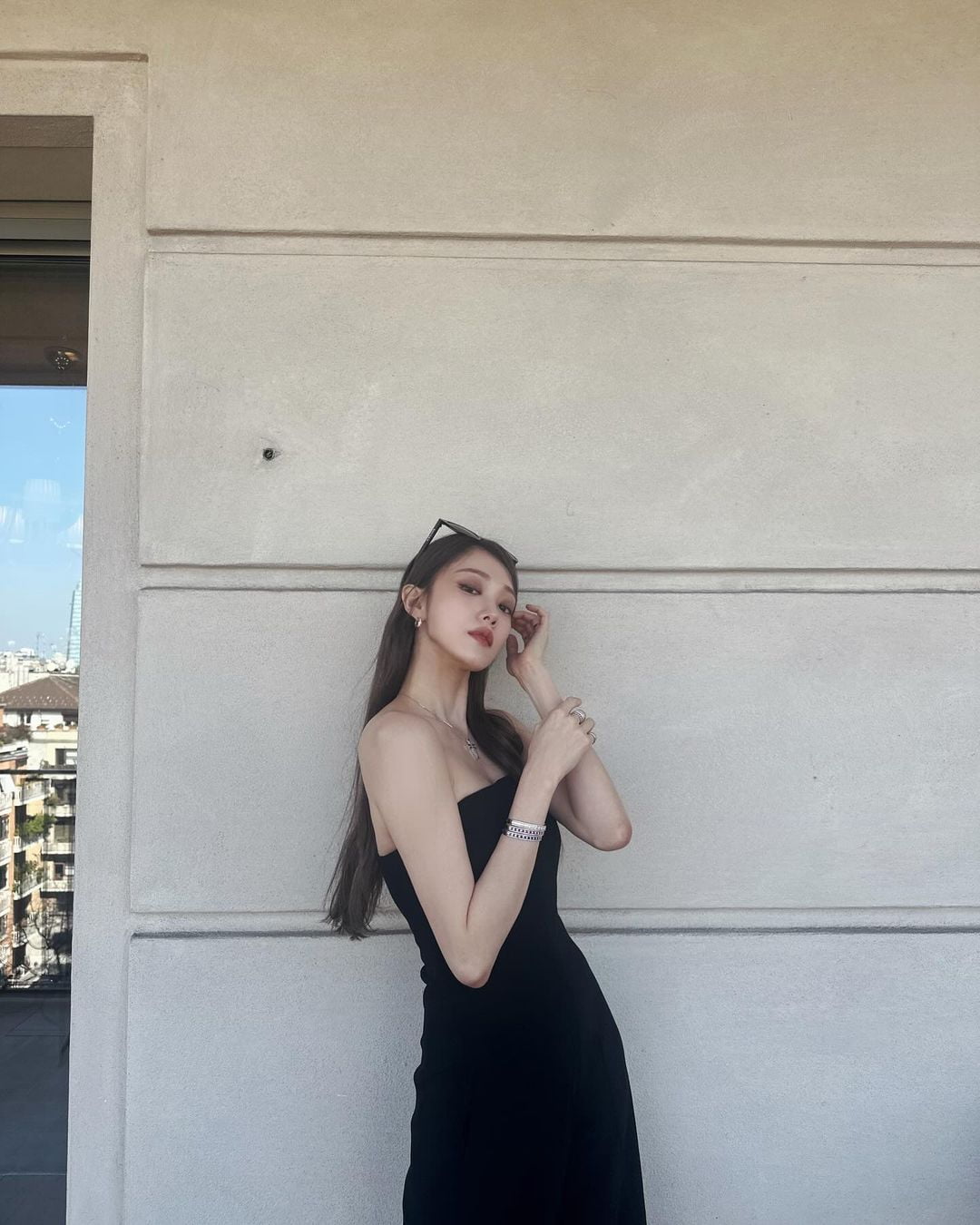 이성경, 고급 외제차 뽑았나…밀라노 가더니 더 예뻐졌네