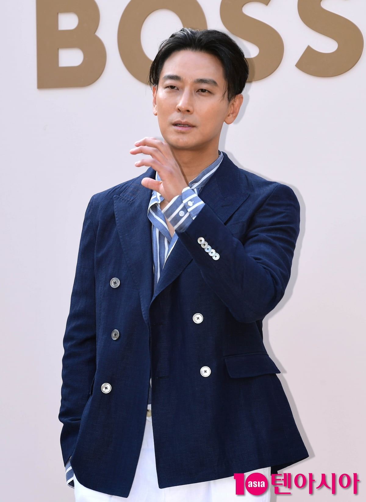 [TEN포토]주지훈 '독특한 하트'