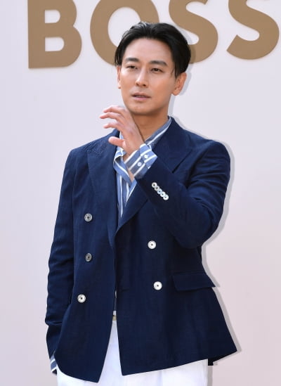 [TEN포토]주지훈 '독특한 하트'