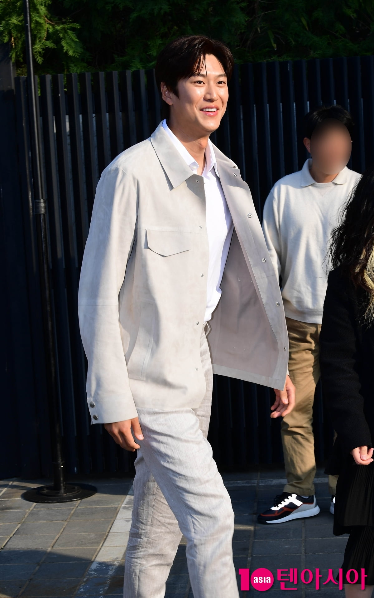 [TEN포토]나인우 '봄햇살 맞으며...'